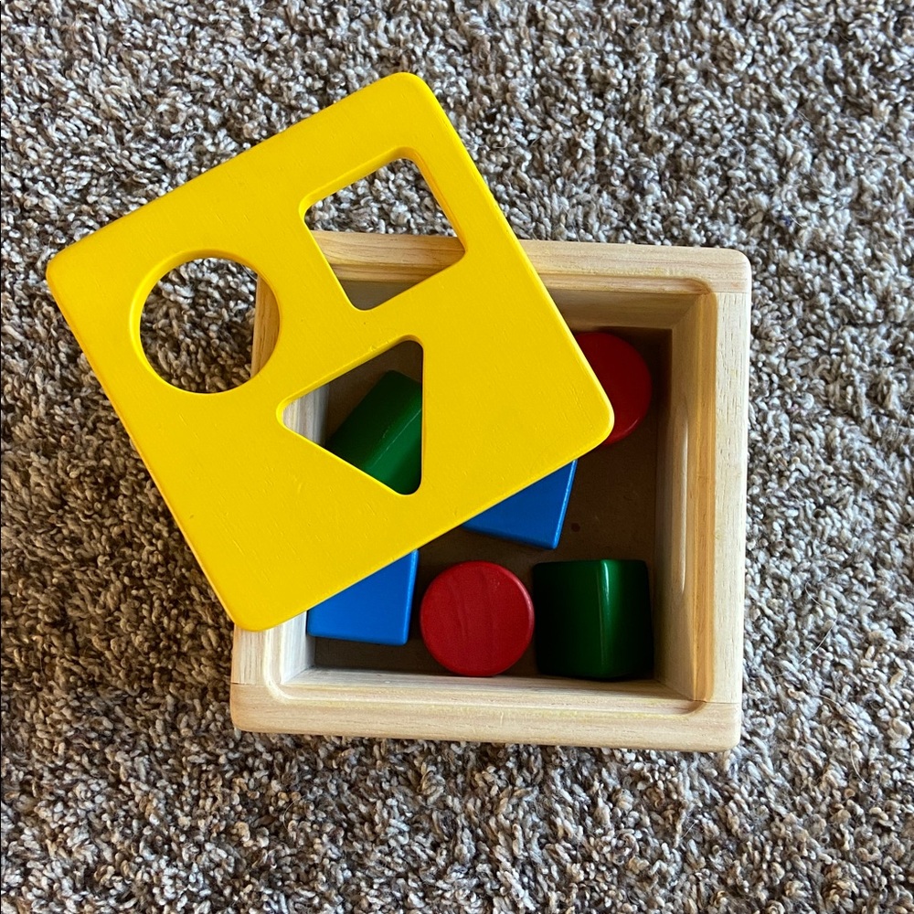 Plan Toys wood shape sorter - Picture 4 of 5